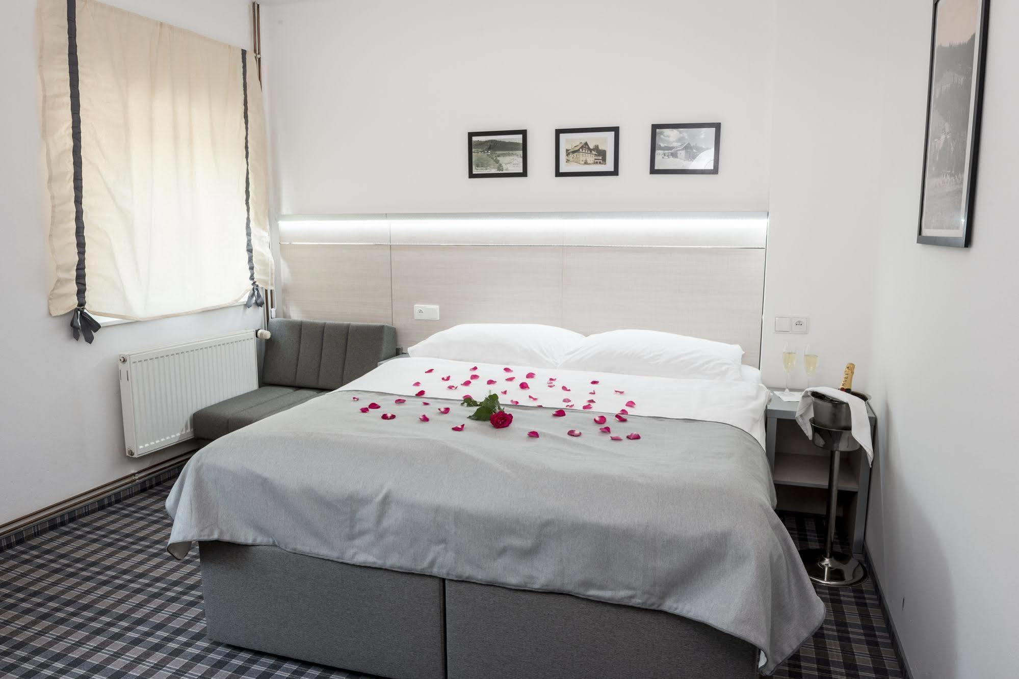 Horský Hotel Dobrá Chata Stachy Esterno foto